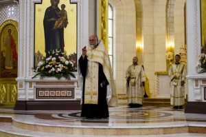 Накануне праздника честь святых апостолов Петра и Павла в Кафедральном Соборе Христа Спасителя совершено Всенощное бдение