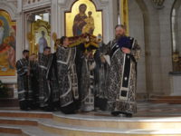 В Страстную пятницу архиепископ Серафим совершил вечерню с выносом плащаницы и утреню Великой субботы