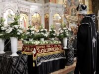 В Страстную пятницу архиепископ Серафим совершил вечерню с выносом плащаницы и утреню Великой субботы