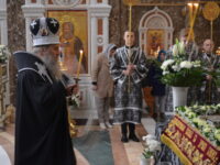В Страстную Пятницу архиепископ Серафим совершил вечерню с выносом плащаницы и утреню Великой субботы
